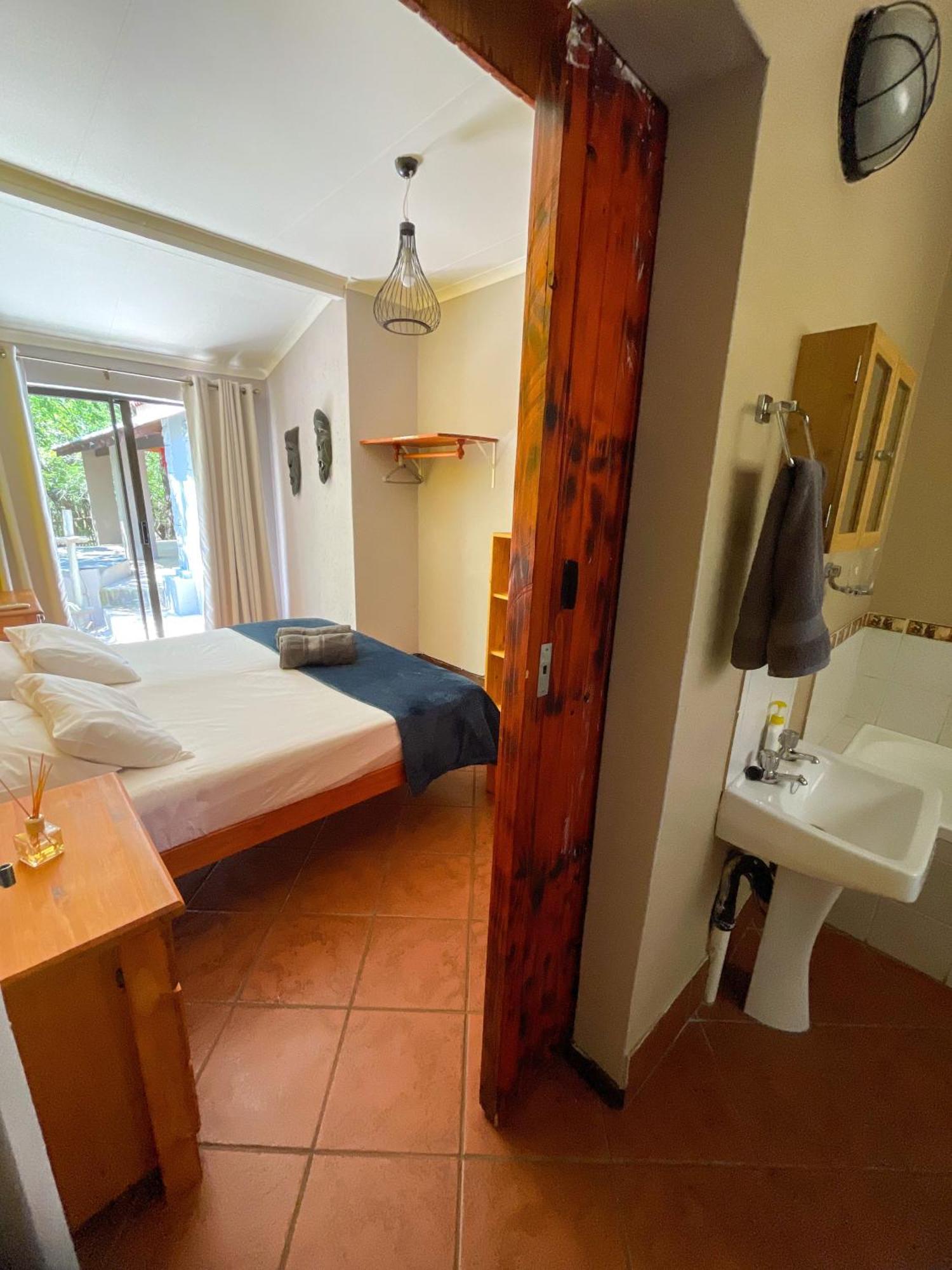 Kruger Park Hostel Marloth Park Exteriör bild